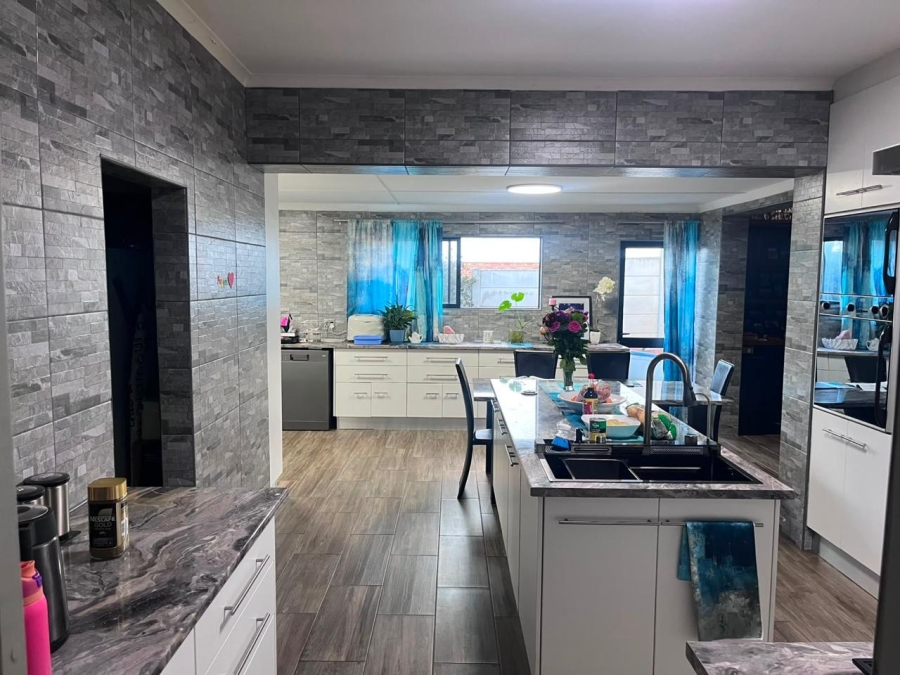 5 Bedroom Property for Sale in Langerug Western Cape